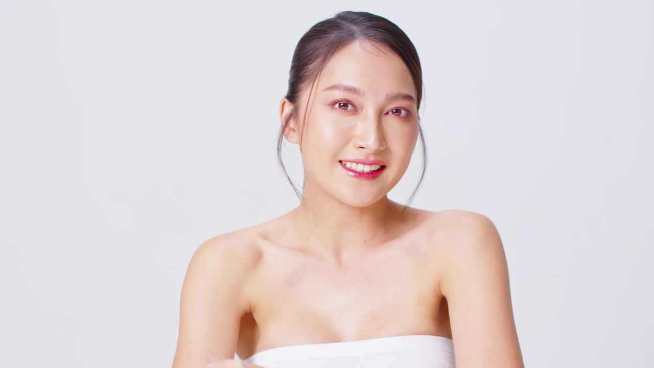 詳情圖-美麗的亞洲年輕女子觸摸柔軟的手皮膚微笑與清潔和新鮮的皮膚幸福和快樂與積極的情緒，孤立在白色的背景，美容和化妝品的概念