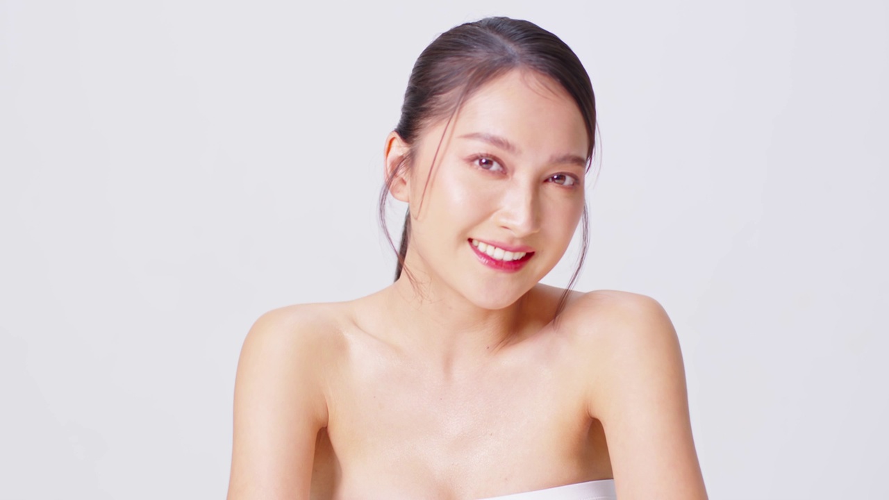 詳情圖-美麗的亞洲年輕女子觸摸柔軟的手皮膚微笑與清潔和新鮮的皮膚幸福和快樂與積極的情緒，孤立在白色的背景，美容和化妝品的概念