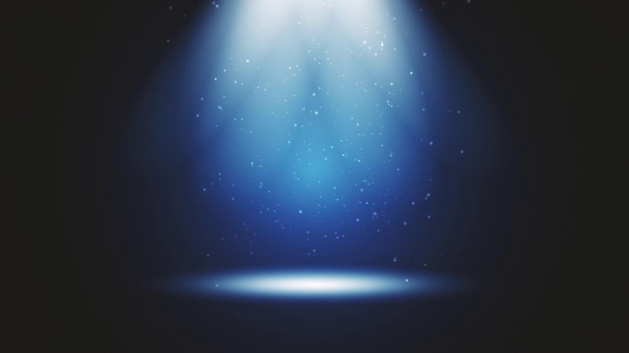 演播室的舞台灯光闪闪。巨大的聚光灯从天空照亮了这一景象。舞台上闪耀着光芒的灯光。所有的灯都集中在一点上。表演艺术、俱乐部聚会、灯光、活动、庆典、飞碟、瞬间移动的概念
