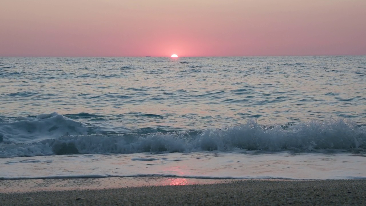 詳情圖-浪漫的海上日落背景。紫色的地平線上的天空沒有云，海浪朝著卵石灘
