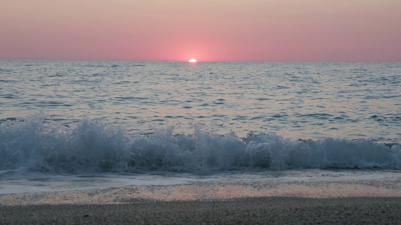 詳情圖-浪漫的海上日落背景。紫色的地平線上的天空沒有云，海浪朝著卵石灘