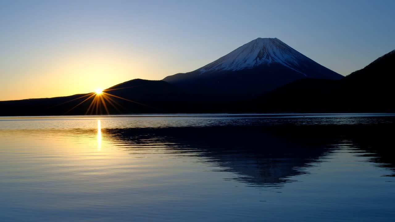 日本元津湖的日出和富士山