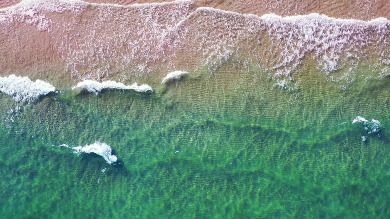 沙滩上蓝色海浪的鸟瞰图。