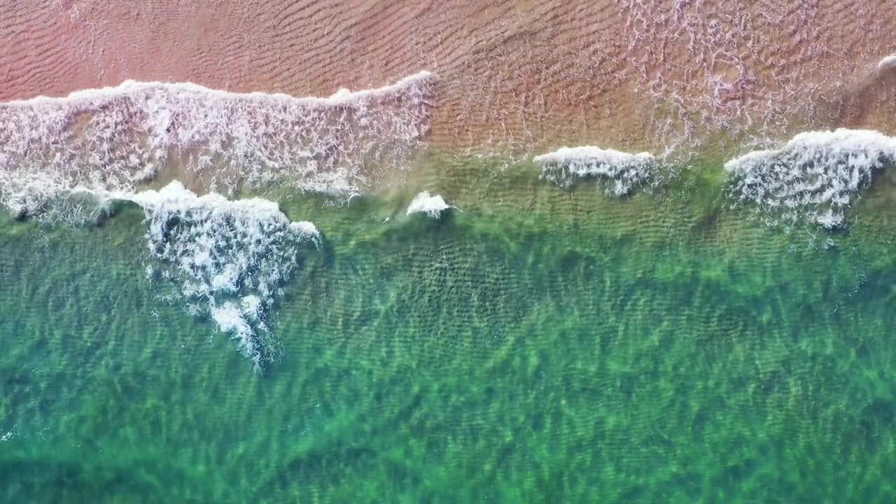 詳情圖-沙灘上藍(lán)色海浪的鳥(niǎo)瞰圖。
