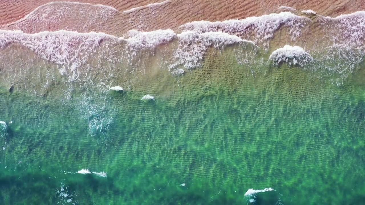 詳情圖-沙灘上藍(lán)色海浪的鳥(niǎo)瞰圖。