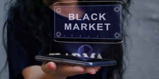 一名妇女展示了黑色市场的HUD全息图