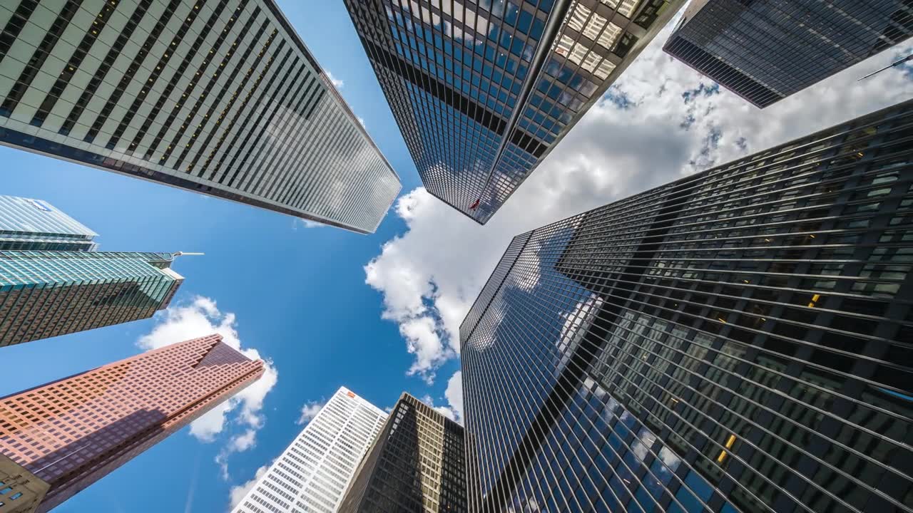 详情图-商业和金融，放大时间推移的视图仰望现代办公建筑在多伦多金融区，安大略省，加拿大