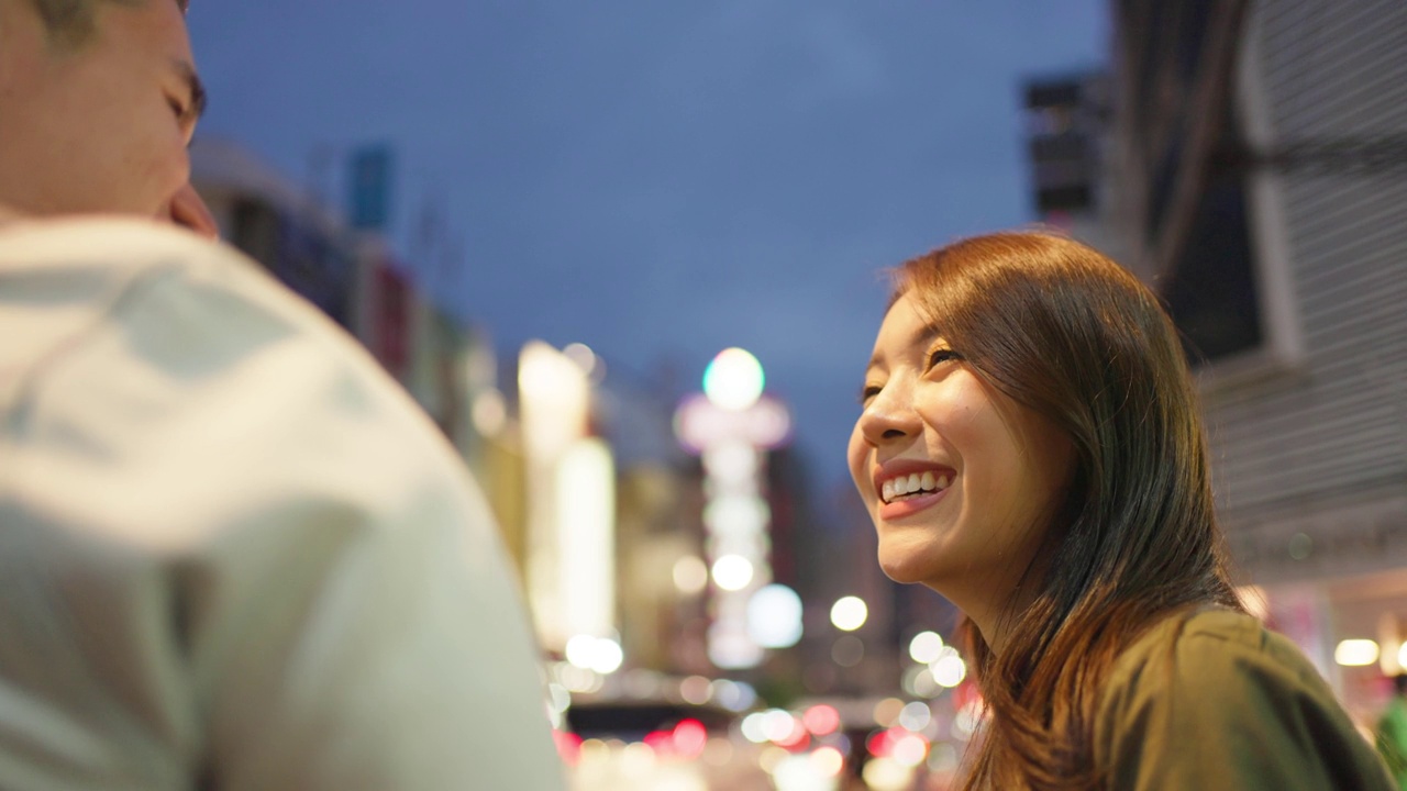 詳情圖-亞洲活躍的年輕夫婦在晚上的城市蜜月旅行。有吸引力的新婚夫婦，背包客游客走在街上，享受在情人節(jié)假期花時(shí)間約會(huì)在一起