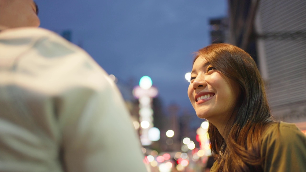 詳情圖-亞洲活躍的年輕夫婦在晚上的城市蜜月旅行。有吸引力的新婚夫婦，背包客游客走在街上，享受在情人節(jié)假期花時(shí)間約會(huì)在一起