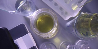 实验室特写玻璃烧瓶中透明黄色液体