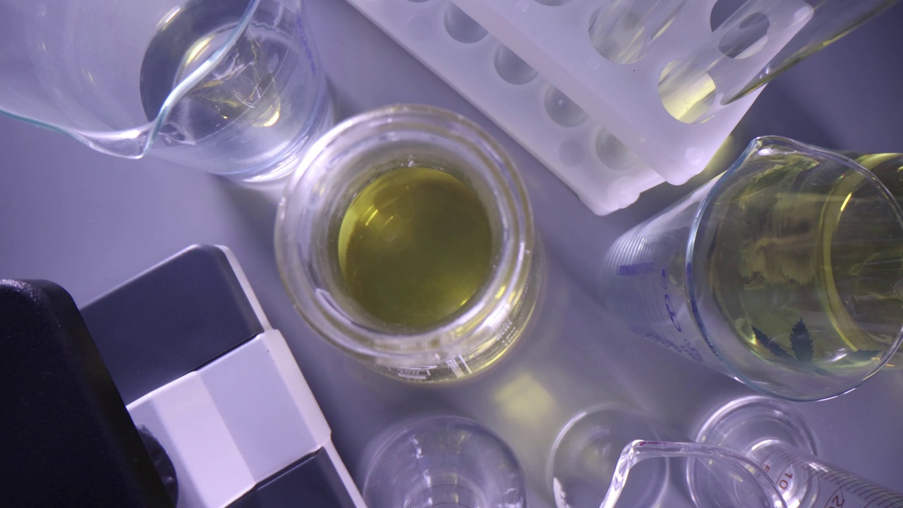 实验室特写玻璃烧瓶中透明黄色液体