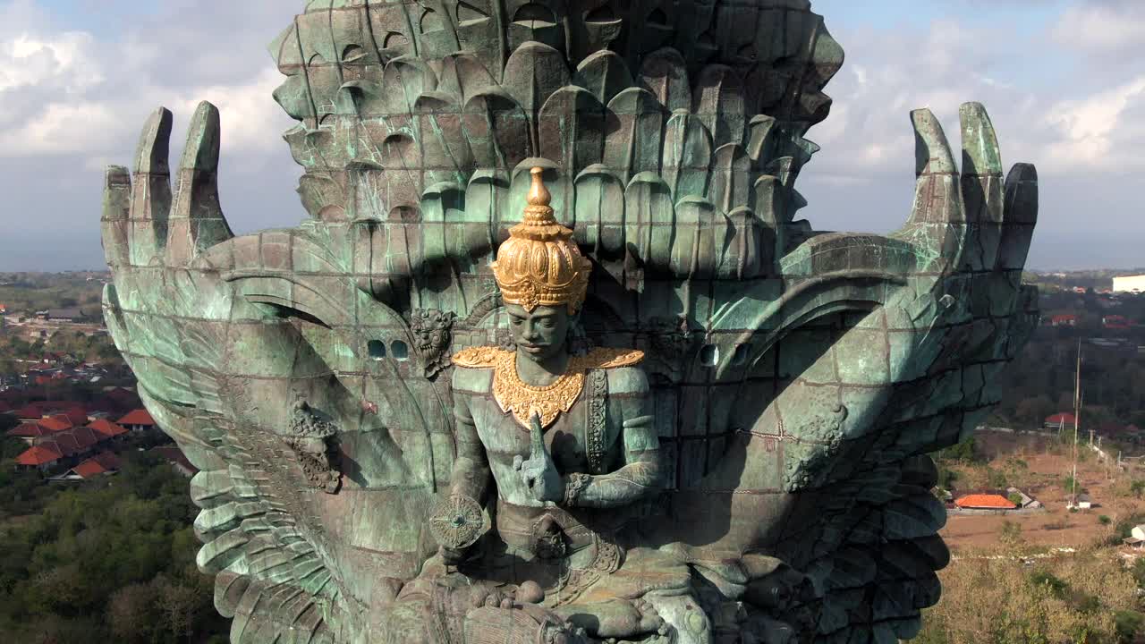 鸟瞰印尼巴厘岛南部的印度教神像Garuda Wisnu Kencana