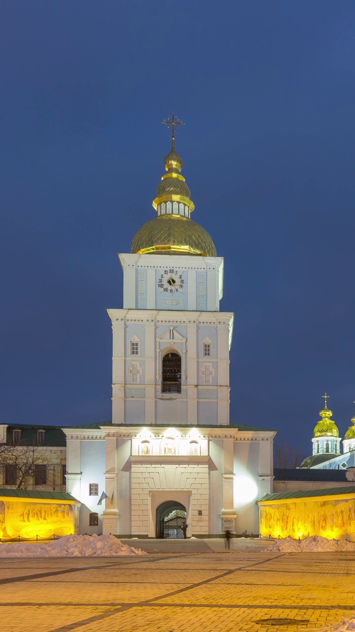 从白天到黑夜的过渡。乌克兰基辅的圣迈克尔大教堂。