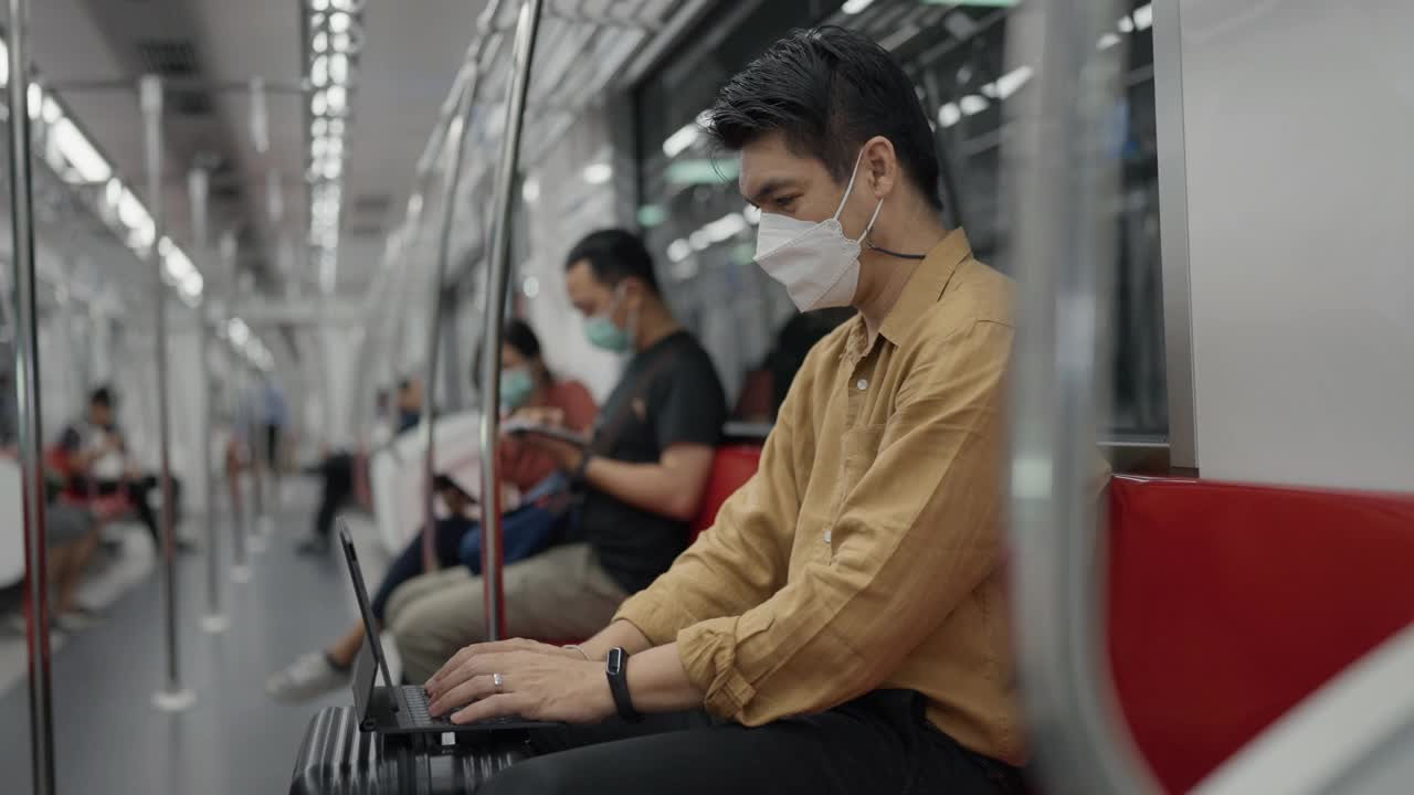 商人在地铁上使用智能手机