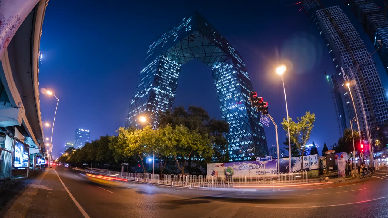 詳情圖-中國(guó)北京中央商務(wù)區(qū)夜間交通和現(xiàn)代建筑的延時(shí)視圖