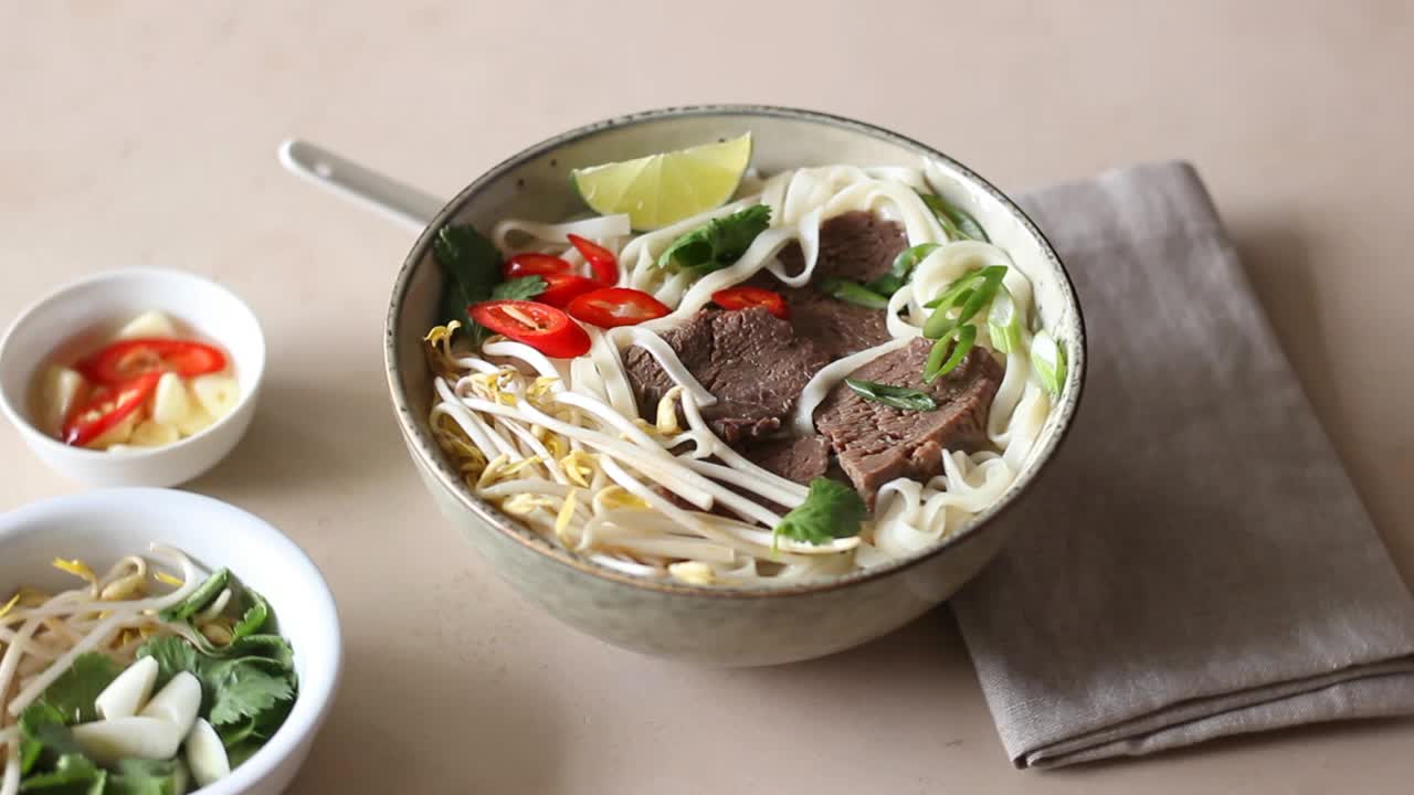 越南牛肉汤。亚洲食品。民族美食。