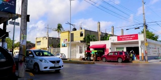 开车穿过墨西哥普拉亚德尔卡门典型的街道