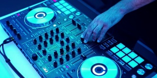 DJ双手扭来扭去，按下DJ遥控器上不同的按钮，俱乐部里的音乐颜色和轻音乐。与dj派对
