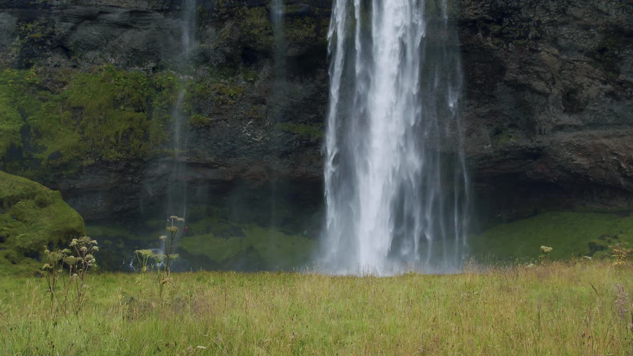 冰岛Seljalandfoss瀑布在多雨阴沉的天气。