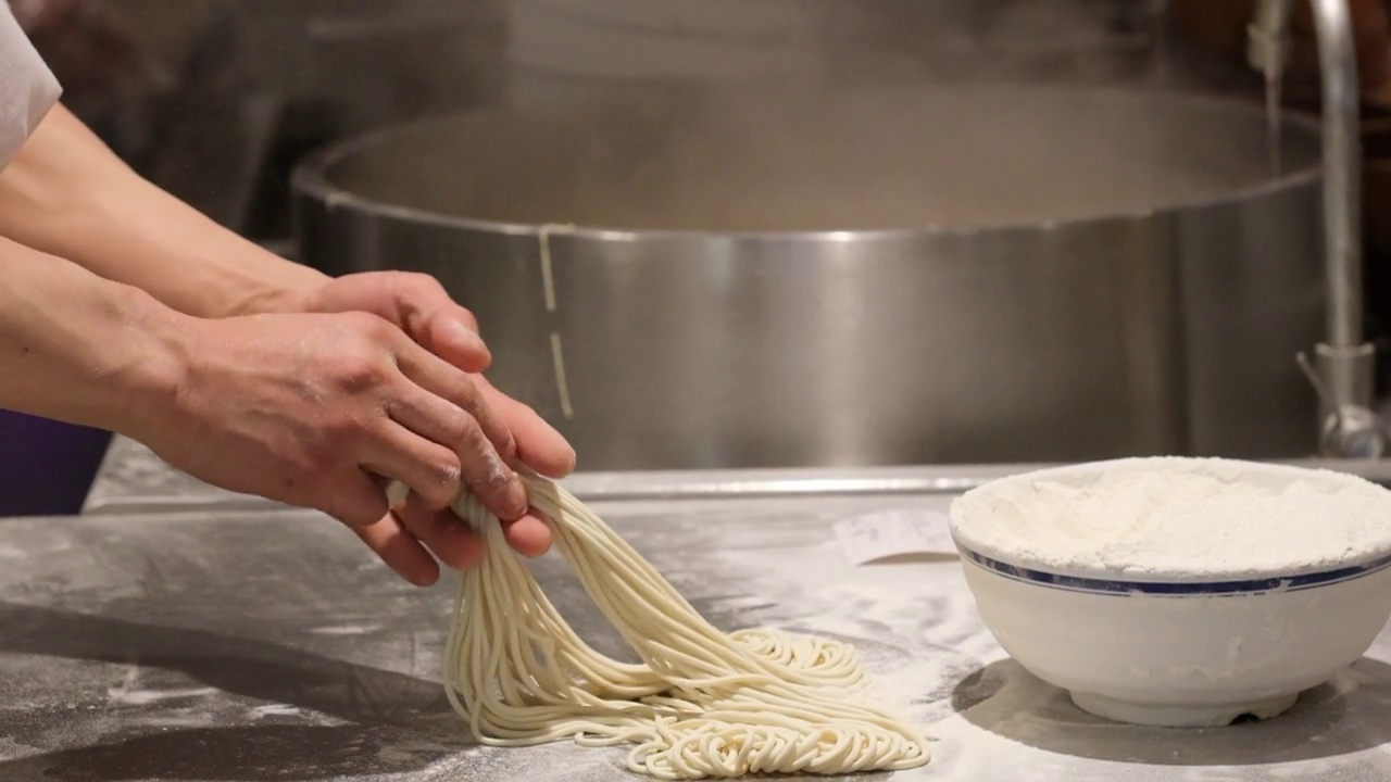 手工制作拉面。传统的中国食物。