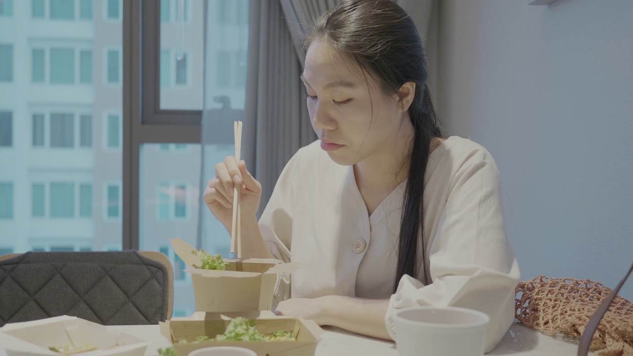 亚洲女性喜欢在家里吃外卖