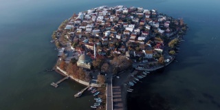 鸟瞰图Gölyazi村在乌鲁阿巴特湖在布尔萨，土耳其4k库存视频