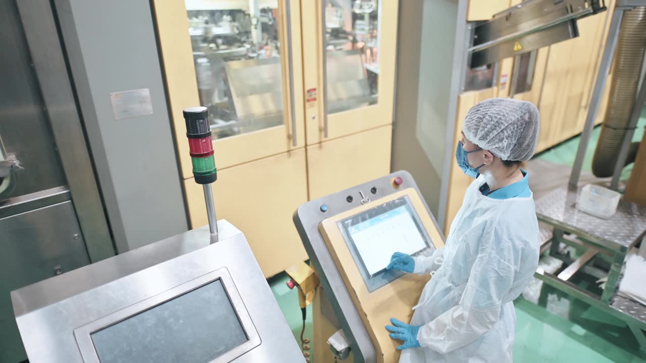 详情图-亚洲华人女生产线工人用个人防护用品操作装瓶将纯净水装瓶成瓶，瓶装水装瓶厂生产线矿泉水饮用水厂