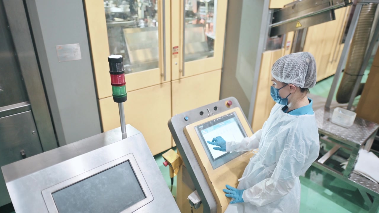 详情图-亚洲华人女生产线工人用个人防护用品操作装瓶将纯净水装瓶成瓶，瓶装水装瓶厂生产线矿泉水饮用水厂