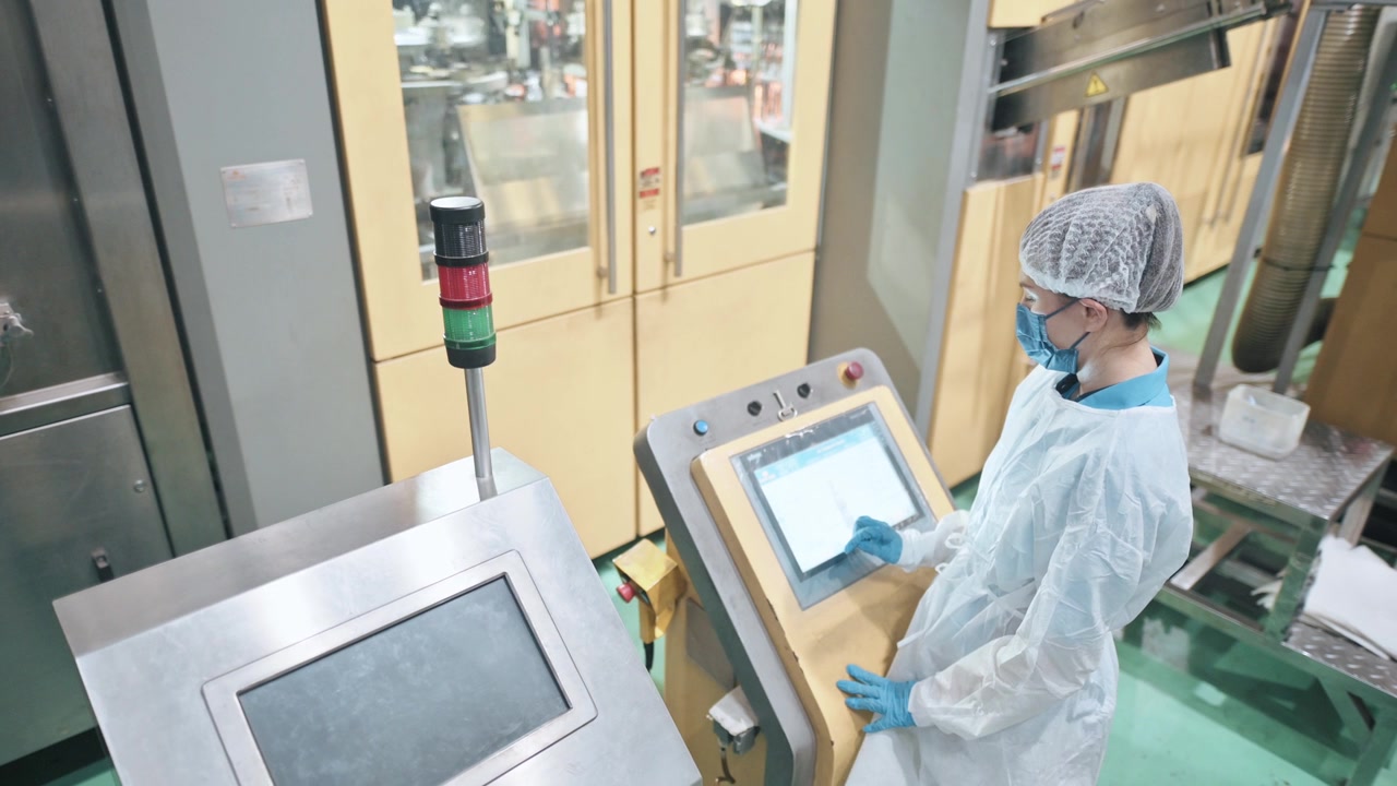 详情图-亚洲华人女生产线工人用个人防护用品操作装瓶将纯净水装瓶成瓶，瓶装水装瓶厂生产线矿泉水饮用水厂