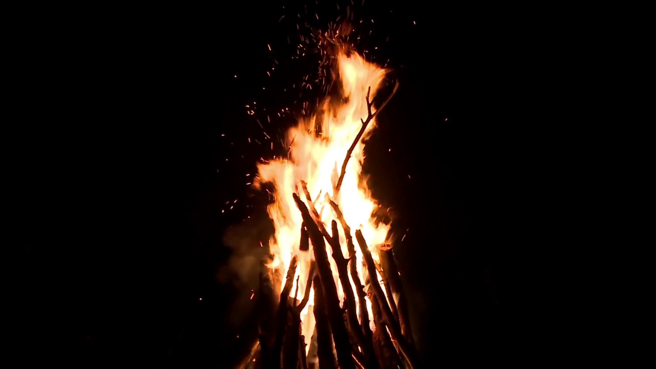 柴堆在夜里燃烧