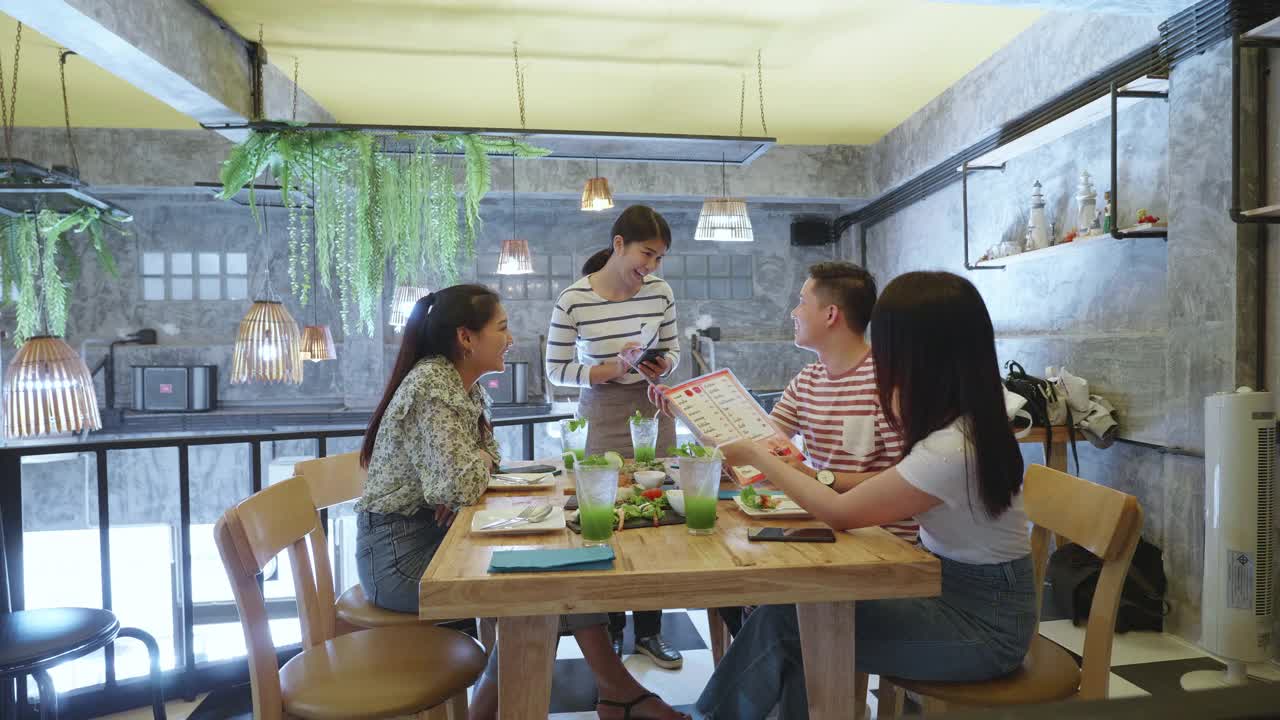 多代东南亚人在餐厅点餐