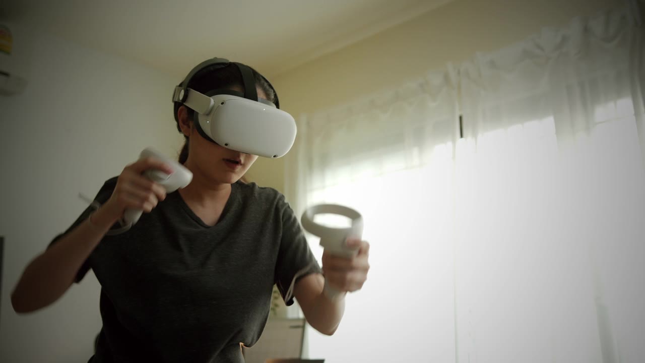 詳情圖-美麗的女人戴著Vr,360或虛擬現(xiàn)實耳機訓練身體搏擊拳擊鍛煉在家里。