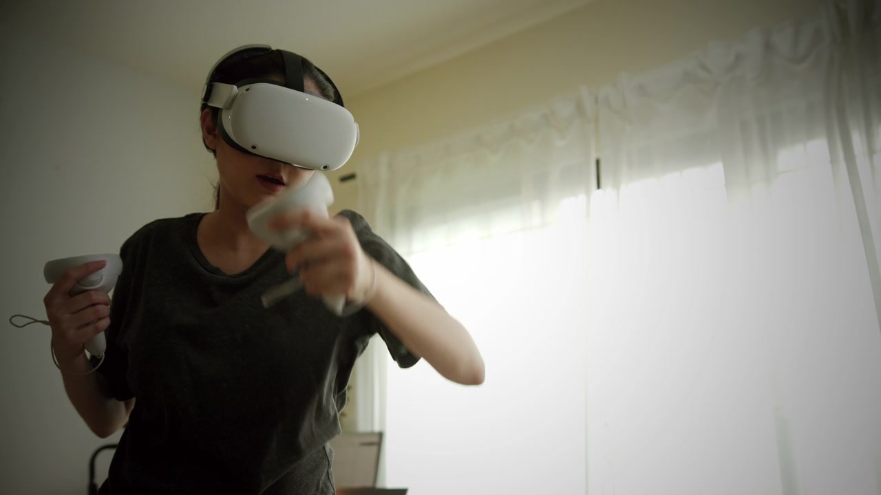 詳情圖-美麗的女人戴著Vr,360或虛擬現(xiàn)實耳機訓練身體搏擊拳擊鍛煉在家里。