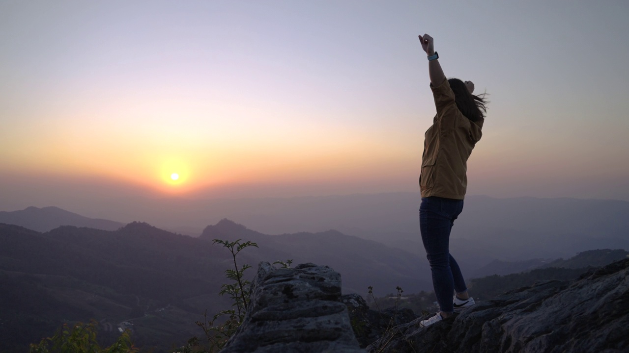 徒步旅行的女人正在向山顶进发