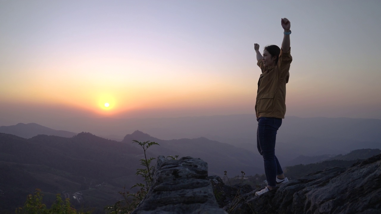 详情图-徒步旅行的女人正在向山顶进发