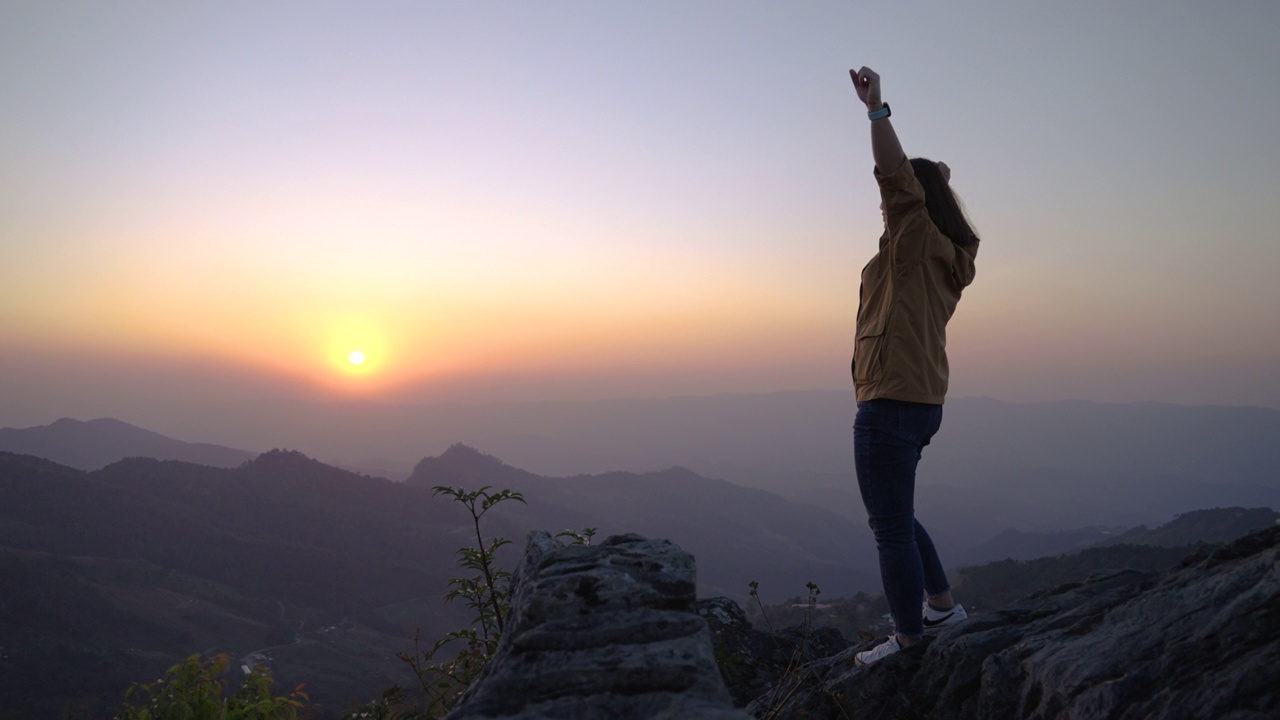 详情图-徒步旅行的女人正在向山顶进发