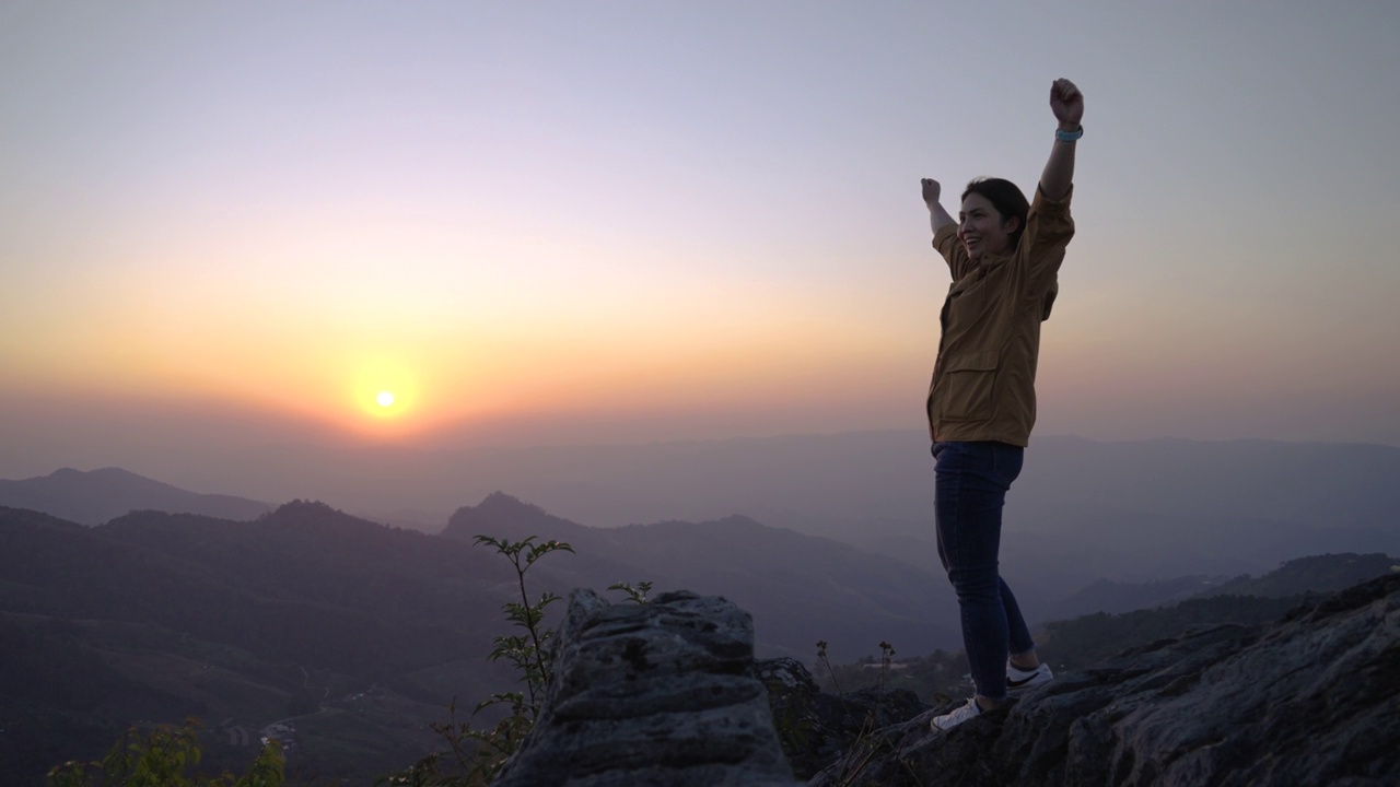 详情图-徒步旅行的女人正在向山顶进发