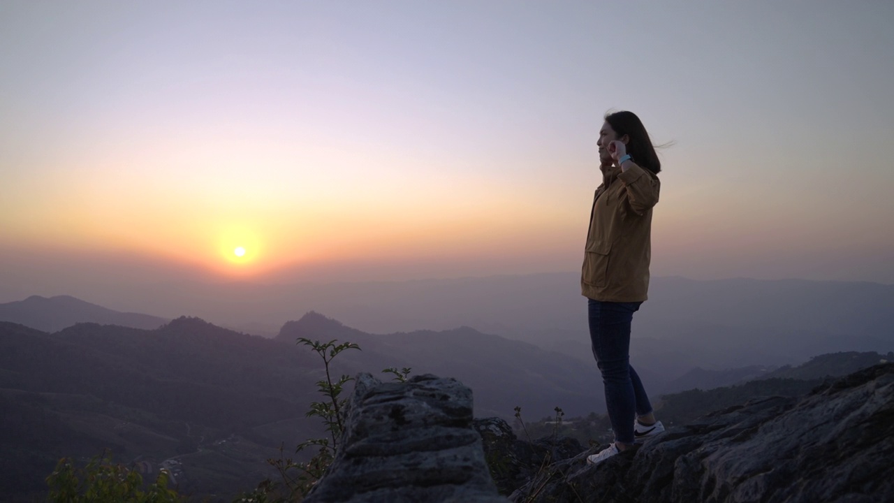 详情图-徒步旅行的女人正在向山顶进发
