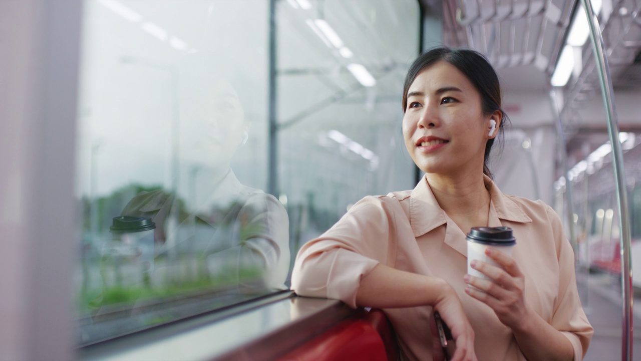 詳情圖-享受早晨去城市的火車(chē)，女人在去城市的火車(chē)上透過(guò)窗戶(hù)看