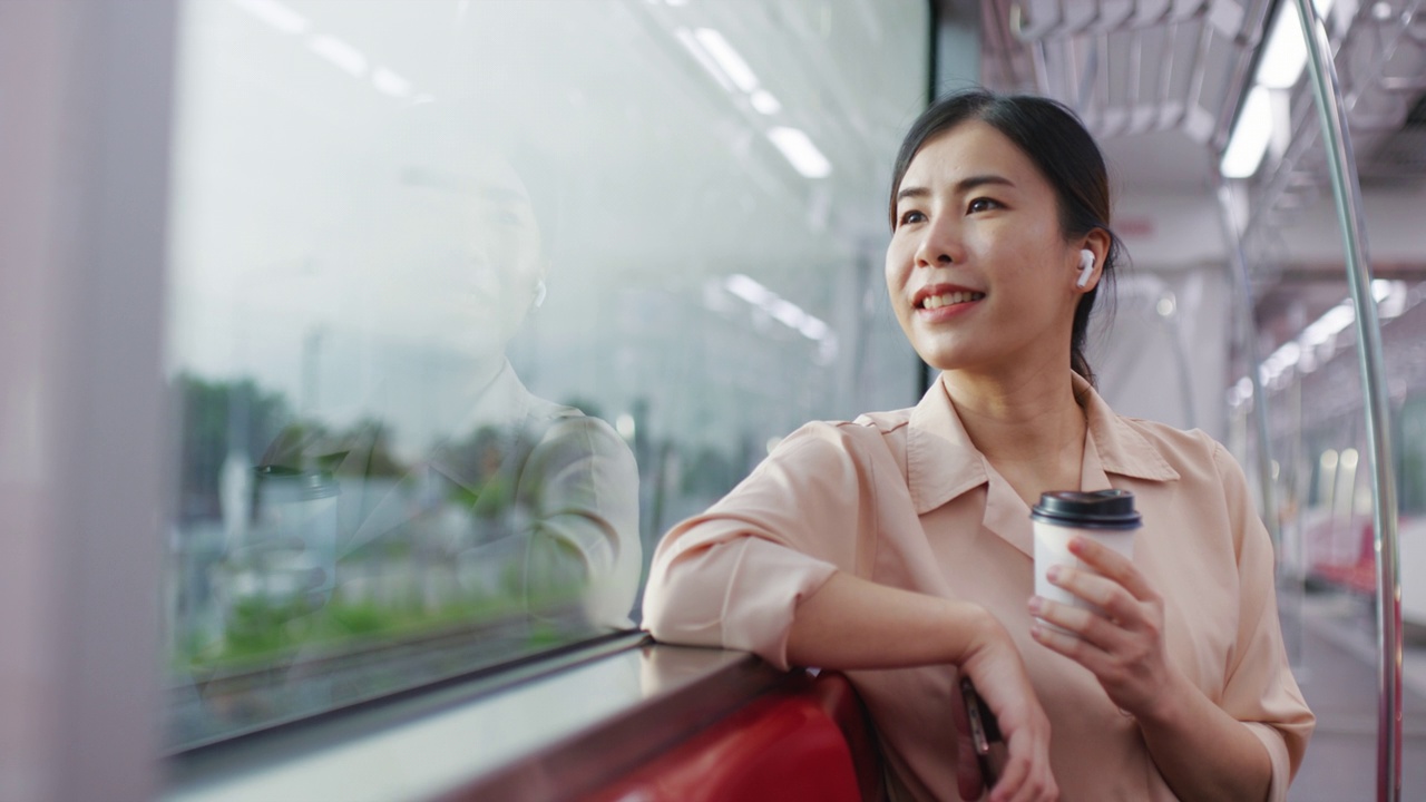 詳情圖-享受早晨去城市的火車(chē)，女人在去城市的火車(chē)上透過(guò)窗戶(hù)看