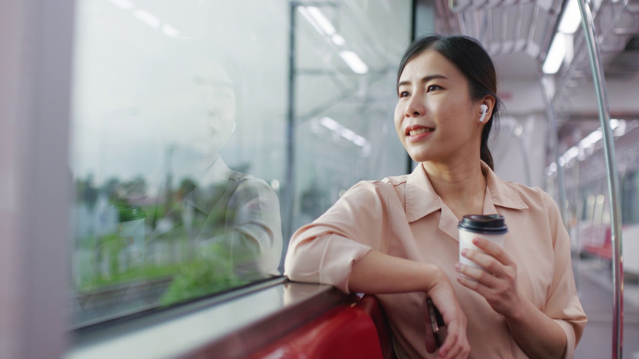 詳情圖-享受早晨去城市的火車(chē)，女人在去城市的火車(chē)上透過(guò)窗戶(hù)看