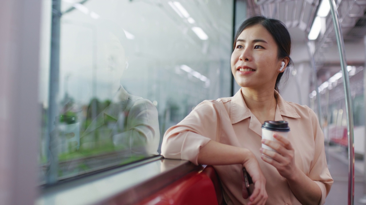 詳情圖-享受早晨去城市的火車(chē)，女人在去城市的火車(chē)上透過(guò)窗戶(hù)看
