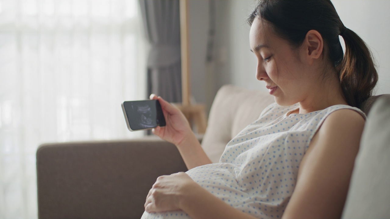 詳情圖-亞洲孕婦看超聲波圖像