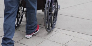 残疾人轮椅乘客被推着