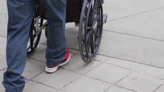 残疾人轮椅乘客被推着视频素材模板下载