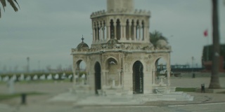 钟广场Izmir-TURKEY。钟塔和鸽子的慢镜头。