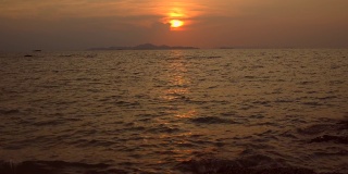史诗般的日落海景，小浪。
