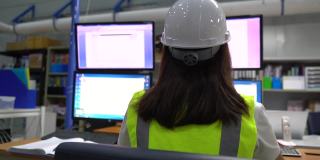 女性工程师使用电脑控制生产。