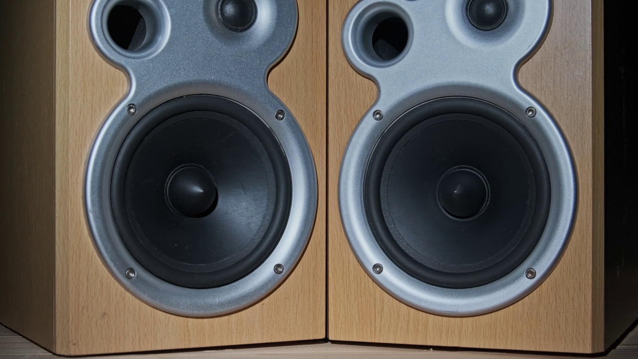 两个音频扬声器振动从低音在慢动作，立体声，特写