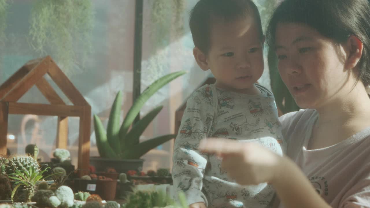 亚洲母亲为儿子的可持续生活方式感到快乐并积极学习。